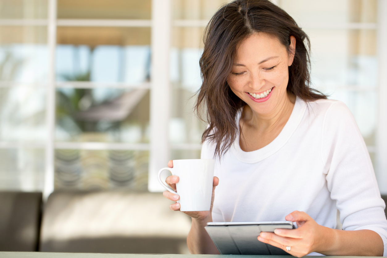 Lady with tablet 913582344